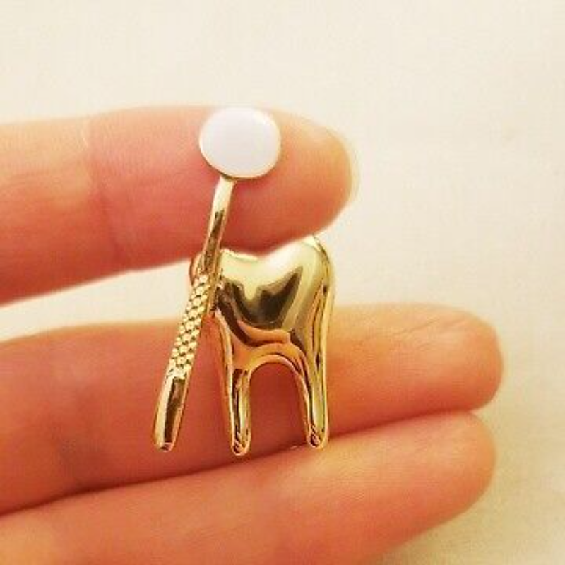 Tooth Charm Brooch – Perfect for Dentists & Dental Assistants